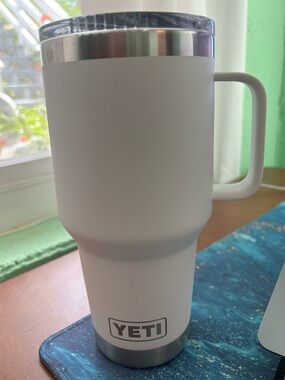 Yeti Rambler 30 ounce oz White Travel Mug BPA free with Handle Stronghold lid